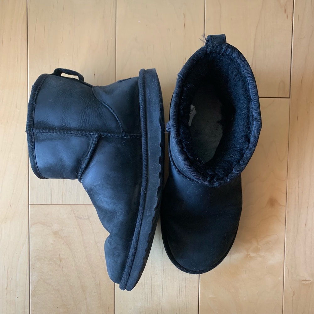 Black mini Ugg boots